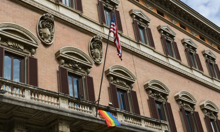 bandiera arcobaleno ambasciata usa italia